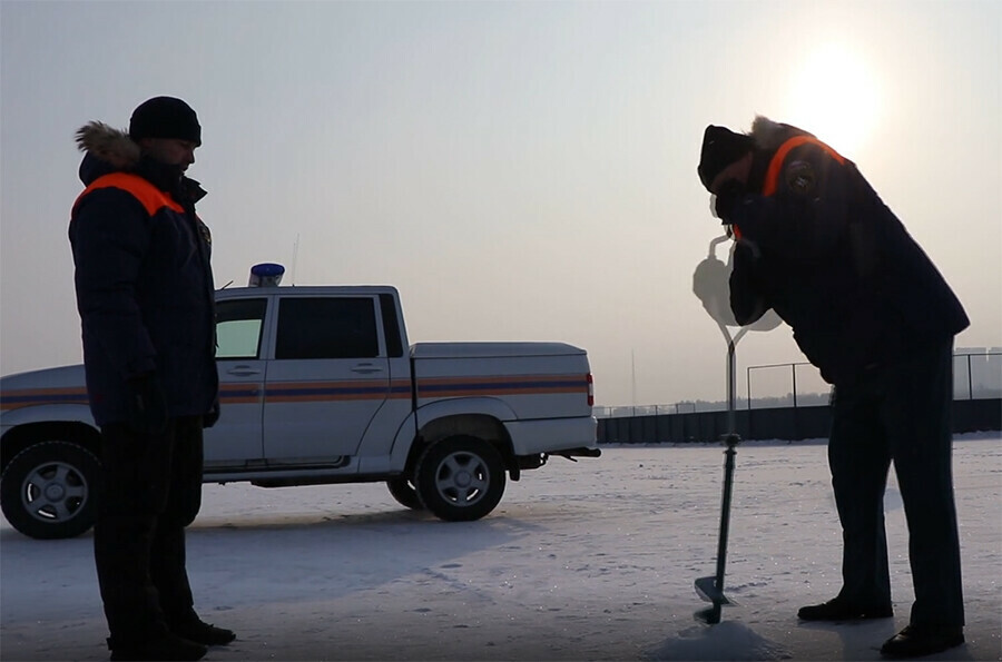 В Благовещенске на Амуре бурят лед перед российскокитайским хоккейным матчем видео