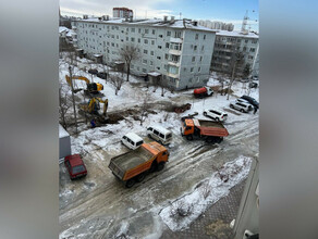 Колеса примерзли изза коммунальной аварии двор Благовещенска залило водой фото 