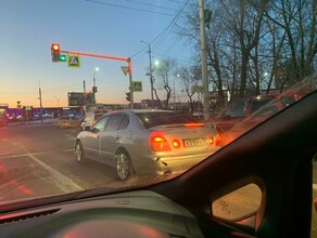 В час пик в Благовещенске поезд парализует движение между городом и микрорайоном