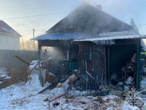 Запаниковавшим благовещенцам помогли выйти из горящего дома пожарные