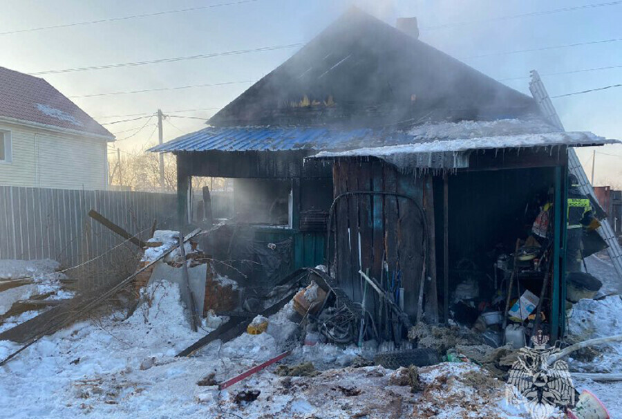 Запаниковавшим благовещенцам помогли выйти из горящего дома пожарные