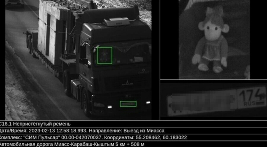 Игрушечную обезьяну в кабине грузовика поймала камера фиксирующая непристегнутых людей