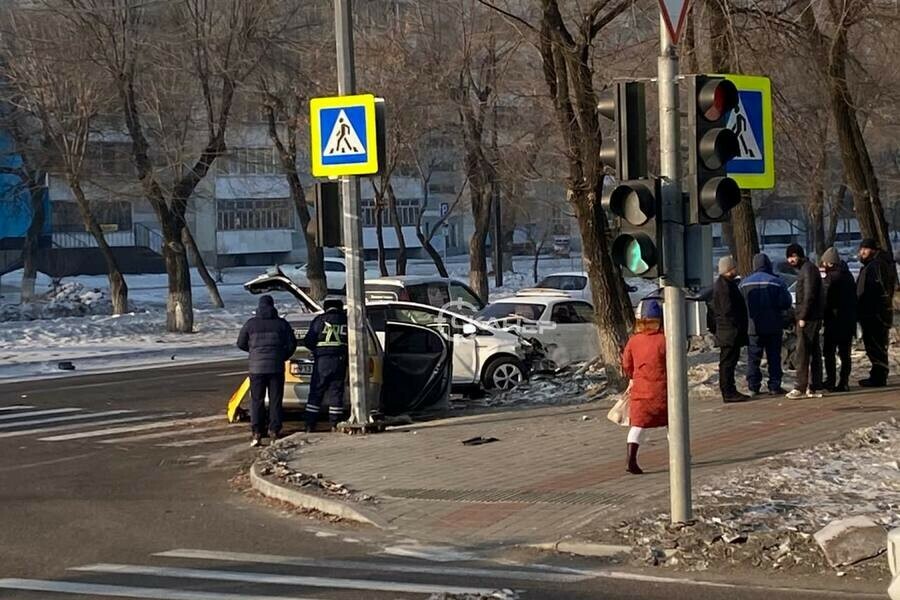 Соцсети жесткое ДТП в центре Благовещенска работала реанимация фото