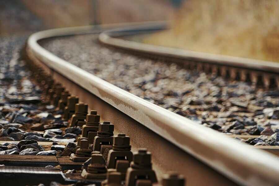 Легковушка и пассажирский поезд столкнулись в Амурской области