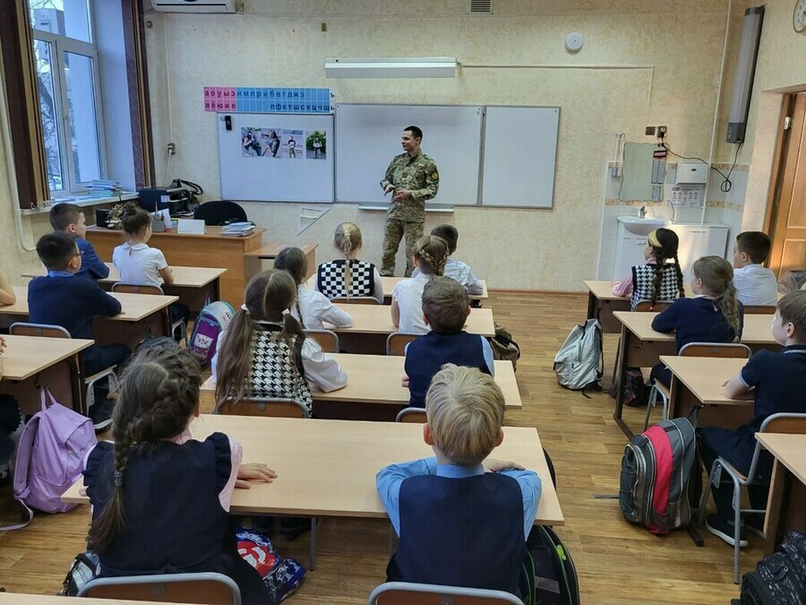 Военнослужащие проводят в школах Приамурья уроки мужества