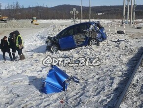 Появились кадры с места ЧП в Амурской области где легковушка протаранила поезд