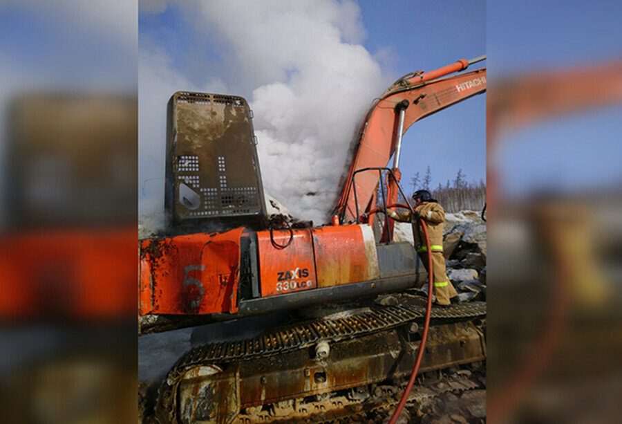 В карьере в Тындинском округе загорелся экскаватор