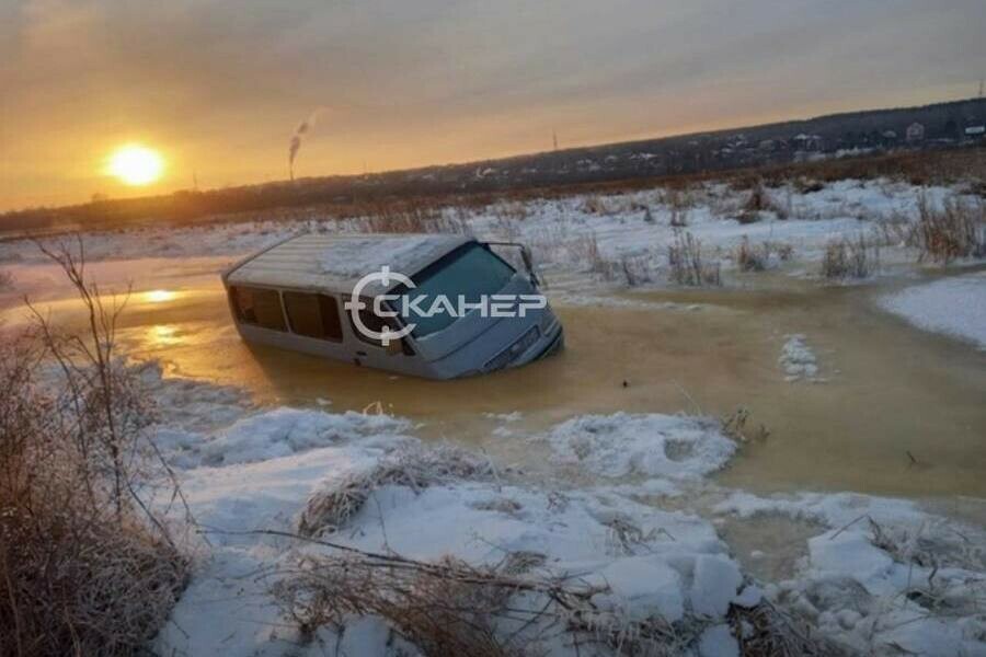 Под Благовещенском нашли вмерзший в лед микроавтобус фото