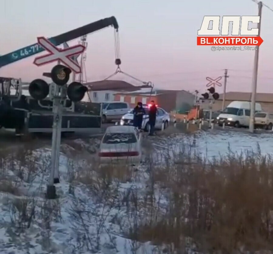 Автомобиль застрявший на железнодорожных путях в Астрахановке вытянули эвакуатором