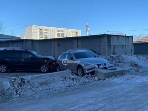 Иномарка во дворе Благовещенска протаранила припаркованные авто фото