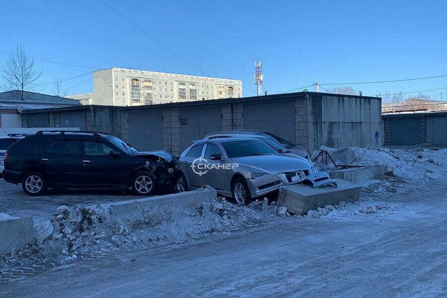 Иномарка во дворе Благовещенска протаранила припаркованные авто фото