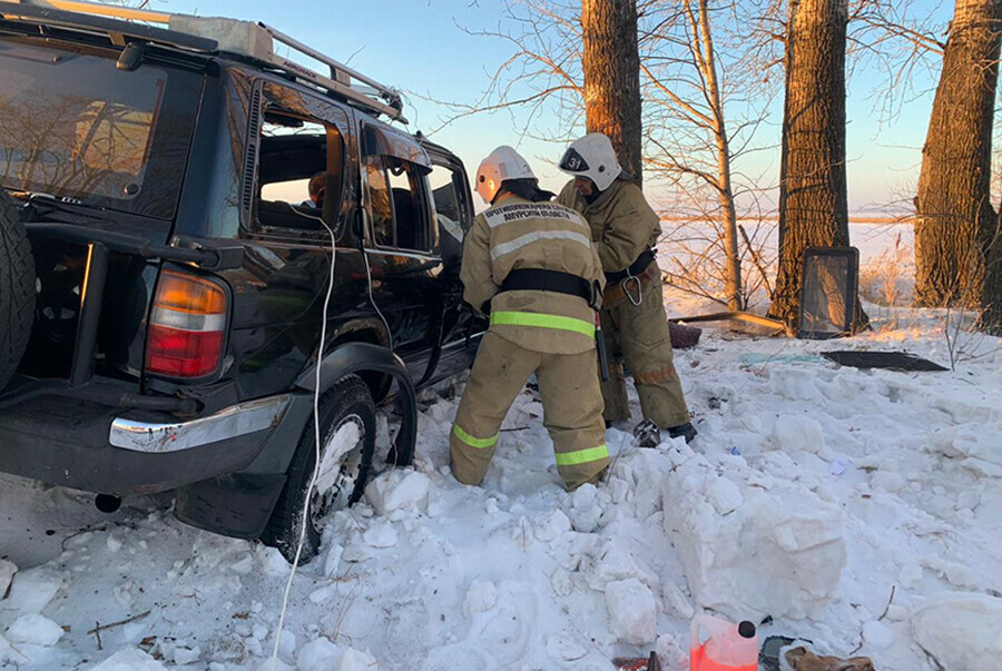 На трассе Белогорск  Благовещенск Nissan Terrano въехал в дерево фото видео