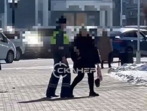 В Благовещенске женщина нарушила правила и устроила концерт перед сотрудниками полиции