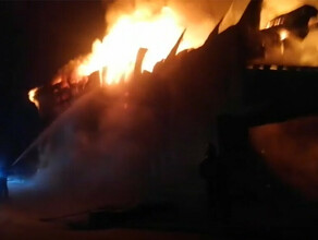Шесть автомобилей сгорели в гараже села Поярково видео