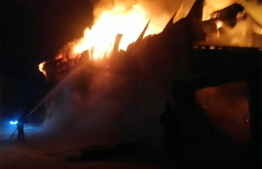 Шесть автомобилей сгорели в гараже села Поярково видео