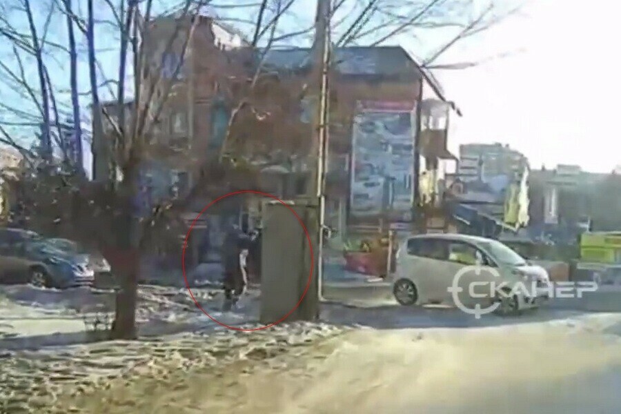 Один повалил другого на землю драка автомобилистов попала в соцсети Благовещенска видео