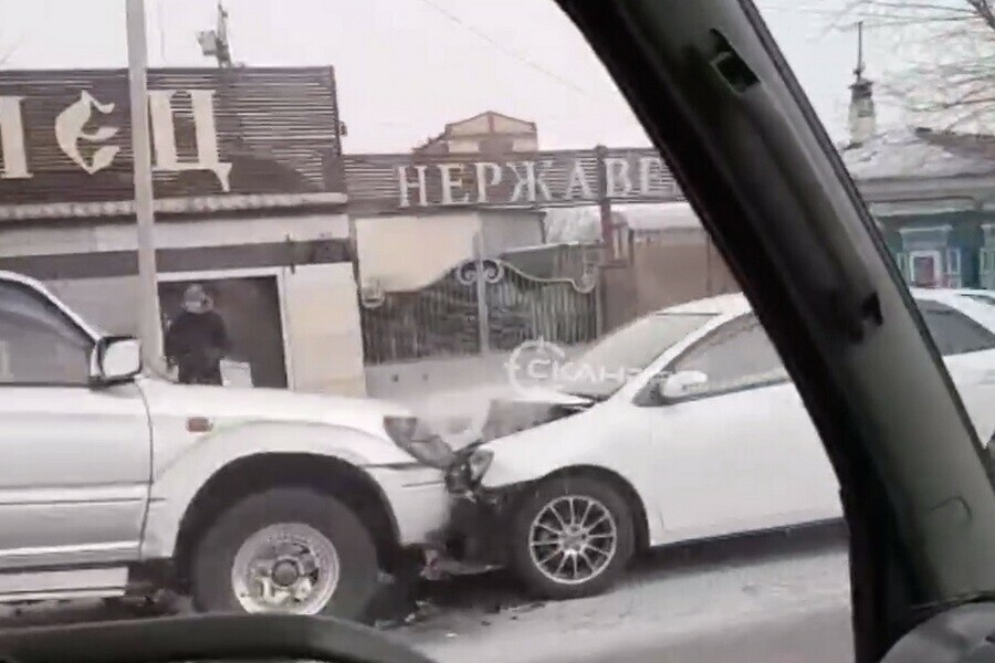 Лобовое столкновение двух машин произошло в центре Благовещенска видео 