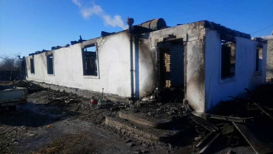 Только и успел выползти в Тамбовском районе семья у которой сгорел дом просит неравнодушных о помощи