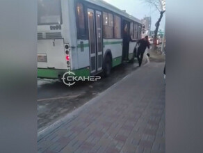Соцсети из автобуса в Благовещенске вытолкнули пьяного мужчину видео