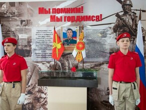В благовещенской школе  10 открыли Уголок памяти Героя и установили Парту Героя фото