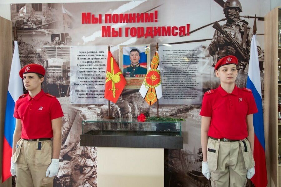В благовещенской школе  10 открыли Уголок памяти Героя и установили Парту Героя фото