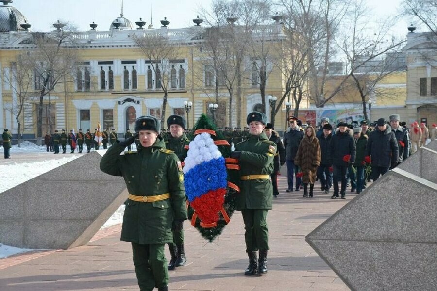 В День защитника Отечества в Благовещенске почтили память воинов фото 