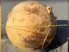 Таинственный металлический шар выбросило на пляж в Японии