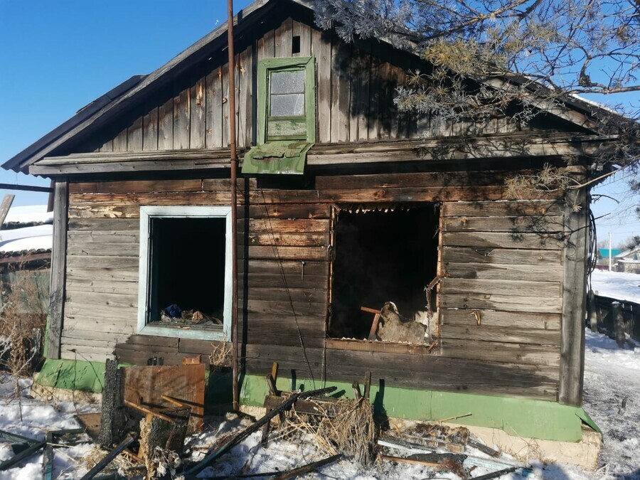Окна лопнули от жара женщину достали мужчину нашли потом В пожаре в амурском селе погибли два человека