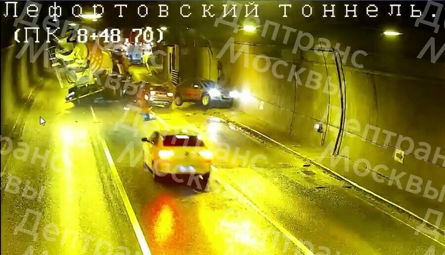 Бетономешалка в тоннеле битумовоз на федеральной трассе Произошло два крупных ДТП с более чем 40 автомобилями 