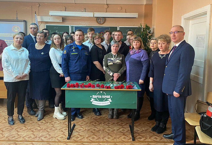 Парту Героя в память о погибшем в Чечне Алексее Фурзикове открыли в Зее фото