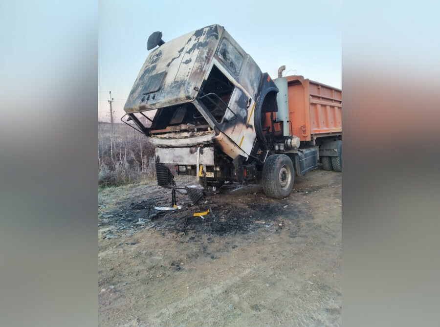 В Приамурье прямо во время движение загорелся грузовик с пшеницей фото