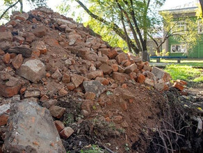 Мэр Благовещенска предложил закопать траншею в центре города где нашли цоколь старого здания 