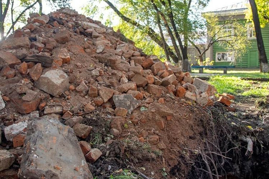 Мэр Благовещенска предложил закопать траншею в центре города где нашли цоколь старого здания 
