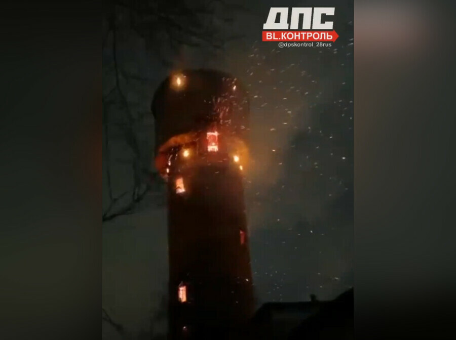 Выгорела изнутри специалисты выясняют почему в центре Благовещенска как факел вспыхнула водонапорная башня видео