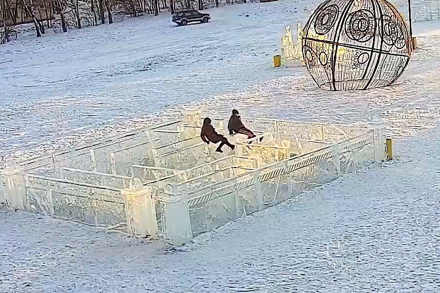 Малолетние вандалы разрушившие ледовый лабиринт в Свободном попали на видео 