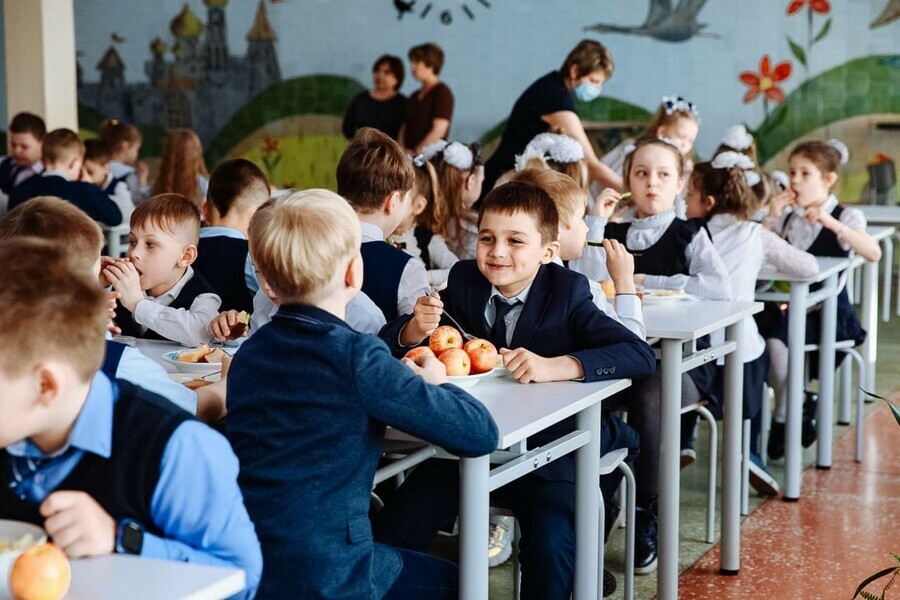 В школах и больницах Приамурья еду стали готовить в основном из местных продуктов