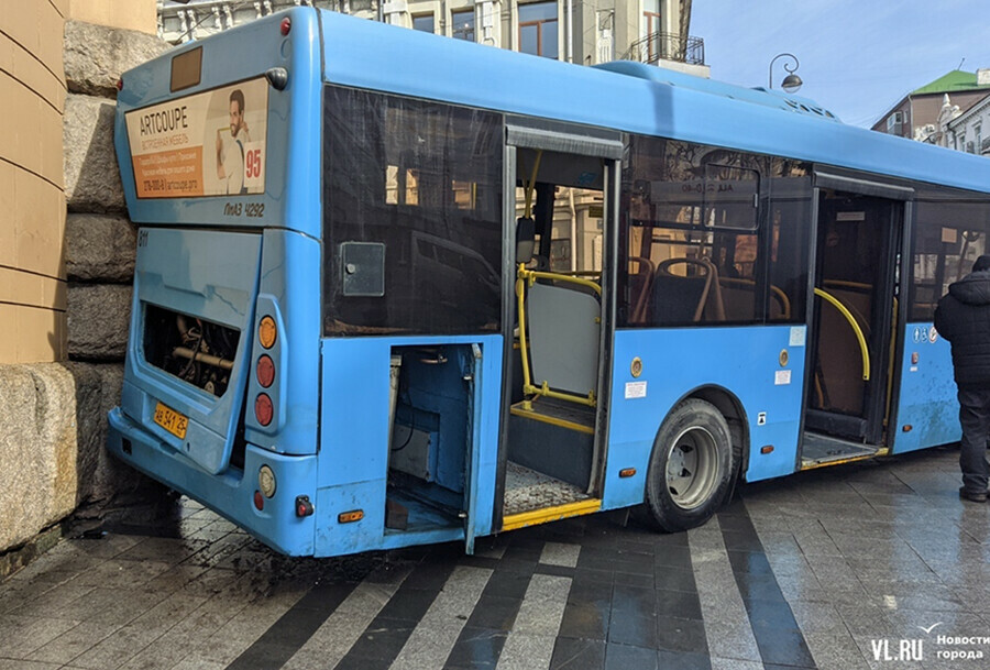 Пустой автобус протаранил историческое здание суда в большом городе Дальнего Востока фото