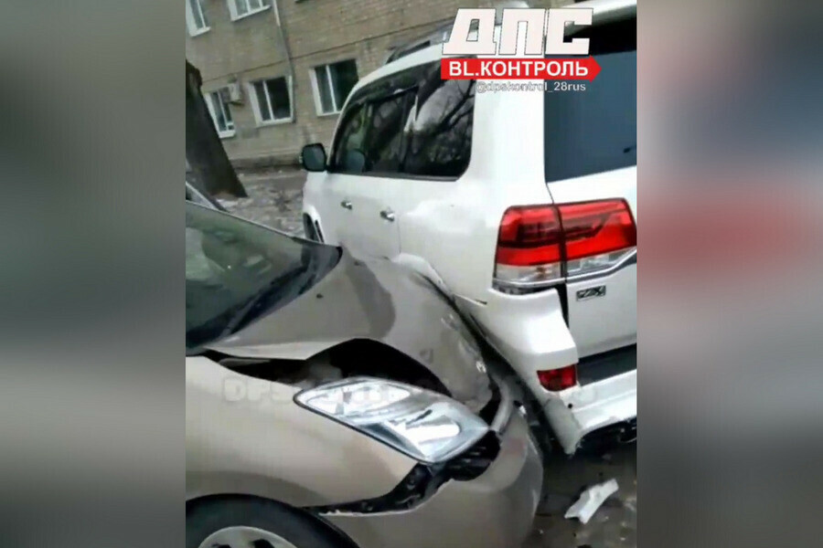 Соцсети в центре Благовещенска водитель снес на парковке две дорогие машины фото