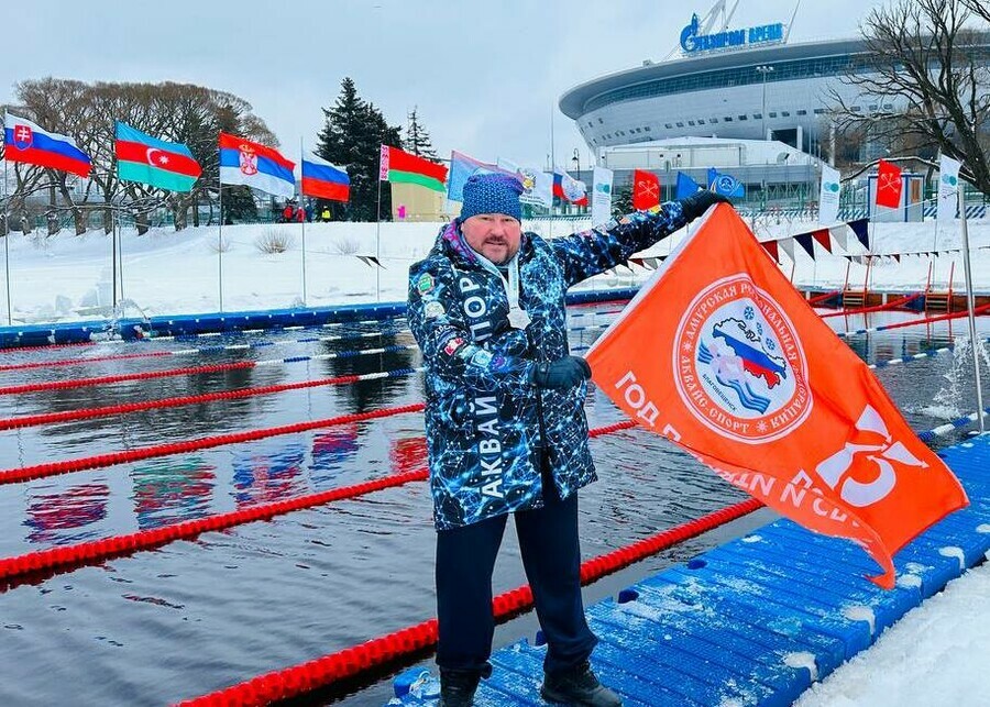 Амурские моржи завоевали золото в соревнованиях по зимнему плаванию Кубок Большой Невы видео