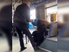Задержан водитель выкинувший бабушку из автобуса за неприятный запах видео