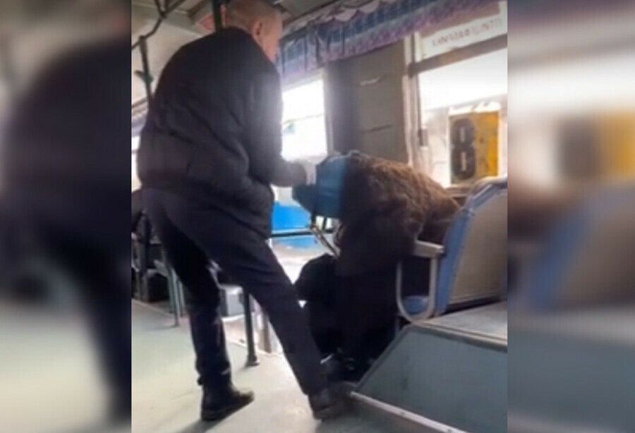 Задержан водитель выкинувший бабушку из автобуса за неприятный запах видео