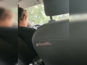 В Благовещенске таксистка накинулась на своих пассажиров видео