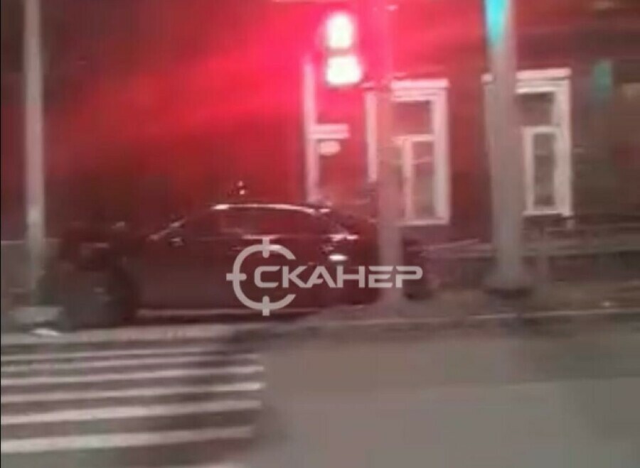 Одна машина вылетела на тротуар массовое ДТП произошло в Благовещенске видео