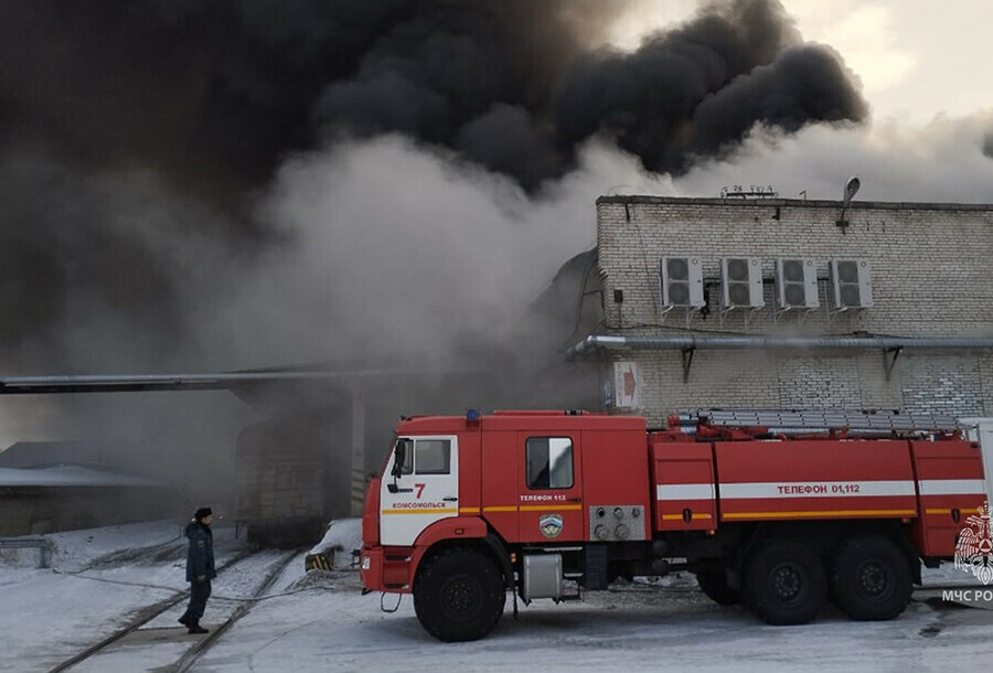 Мощное возгорание на огромной площади где находятся склады тушат дальневосточные пожарные фото видео