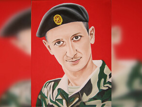 Портрет погибшего в зоне СВО Ивана Цевуна представлен на выставке российской художницы