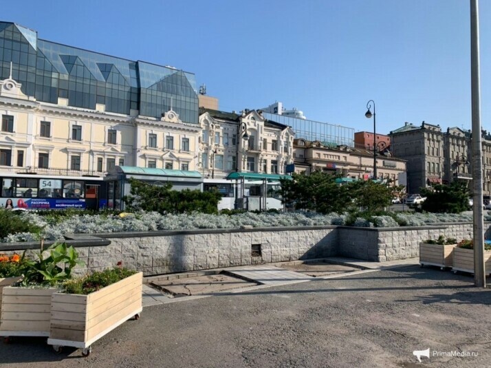 С центральной площади Владивостока исчезли скандальные траурные лавочки
