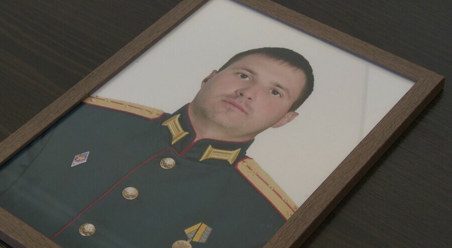 Награду благовещенца капитана Владислава Мазуркова погибшего в зоне СВО вручили его родителям