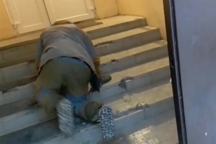 Ползти на четвереньках к кабинету травматолога пришлось мужчине с переломанными ногами