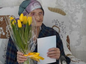 Мэр Свободного поздравил с 8 Марта единственную в городе женщинуучастницу Великой Отечественной войны фото 