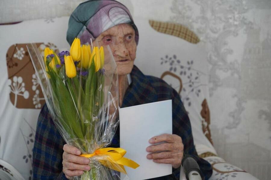 Мэр Свободного поздравил с 8 Марта единственную в городе женщинуучастницу Великой Отечественной войны фото 